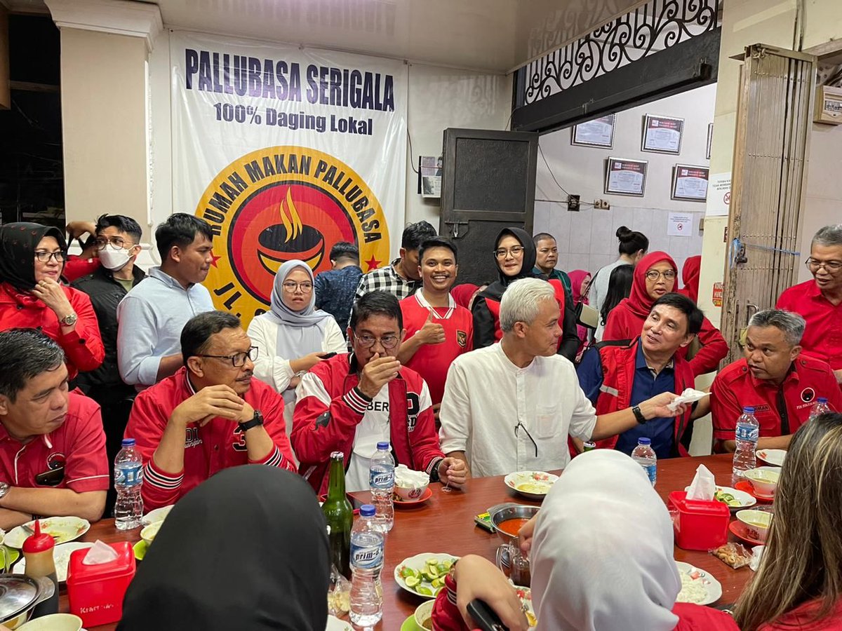 ZonaAngkringan's tweet photo. Makasar - Bakal Calon Presiden, Ganjar Pranowo menghadiri rapat konsolidasi pemenangan presiden, di Kantor DPD PDIP Sulsel, Jalan Bawakaraeng, Kota Makassar, Jumat 28 April 2023. #GanjarPranowo #Makasaran #GanjarMenangTotal https://t.co/QyDG7tdSM3
