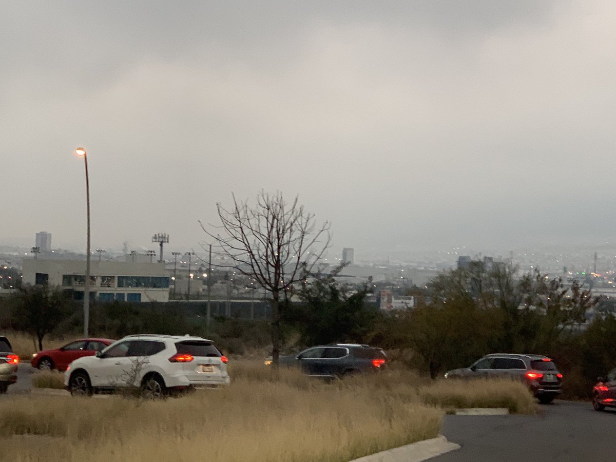 Nini_PP's tweet photo. @PrepaTecMty  ¿no sería una buena muestra de comunidad y ecología sembrar plantas endémicas y reparar/remodelar el acceso peatonal y automotriz a la PrepaTec Santa Catarina? https://t.co/Cf4VpvR9wf