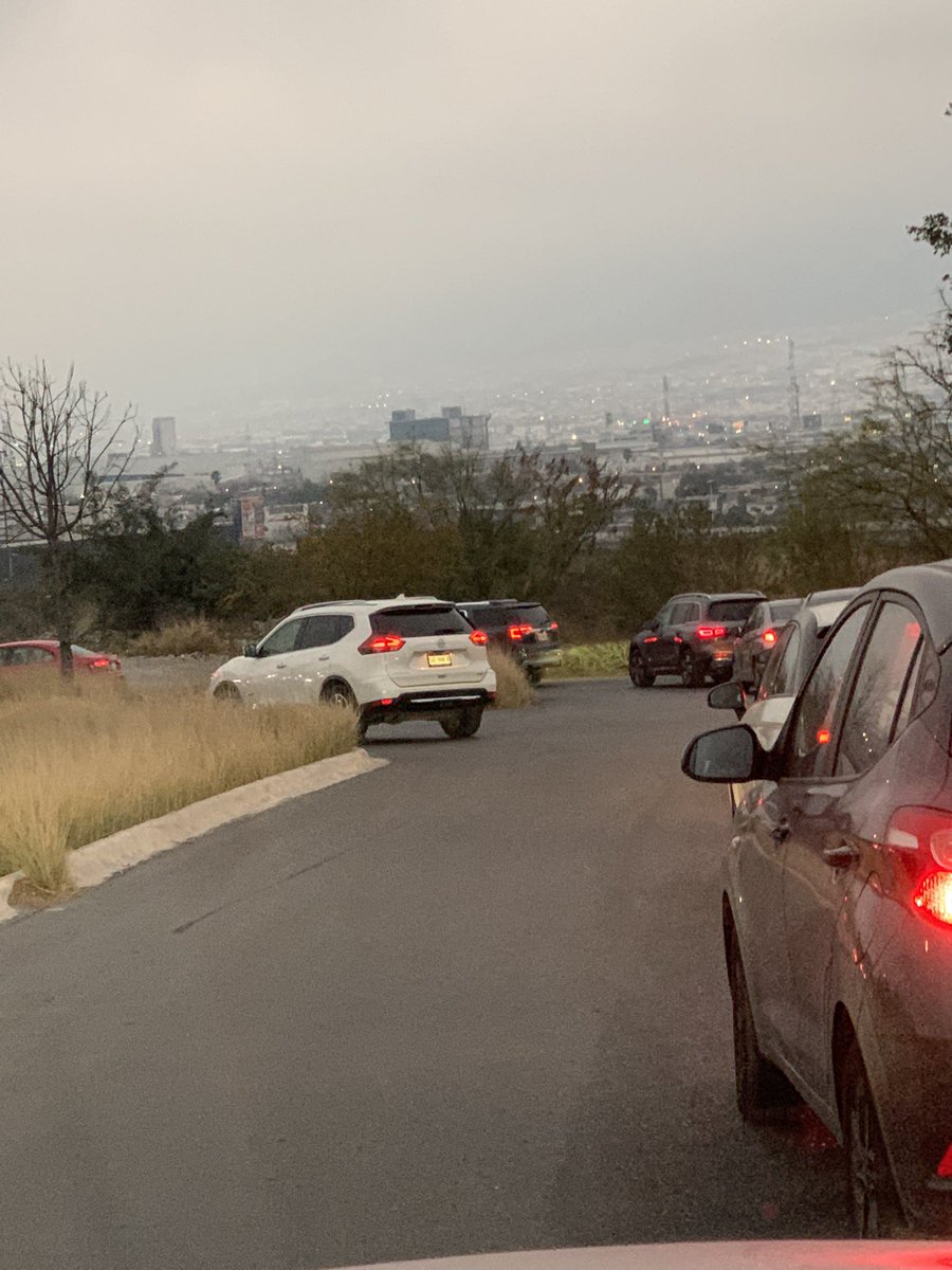 Nini_PP's tweet photo. @PrepaTecMty  ¿no sería una buena muestra de comunidad y ecología sembrar plantas endémicas y reparar/remodelar el acceso peatonal y automotriz a la PrepaTec Santa Catarina? https://t.co/Cf4VpvR9wf