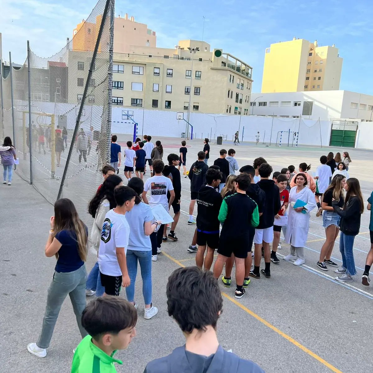 San_Felipe_Neri's tweet photo. Hoy hemos disfrutado de una Gymkhana con el alumnado de 1° y 3° de la ESO del Programa TEI (TUTORIA ENTRE IGUALES). Ha sido un rato para cohesionar grupos y disfrute. #aprendercompartirvivir #mewe #Marianistas https://t.co/ENr37vqUUQ