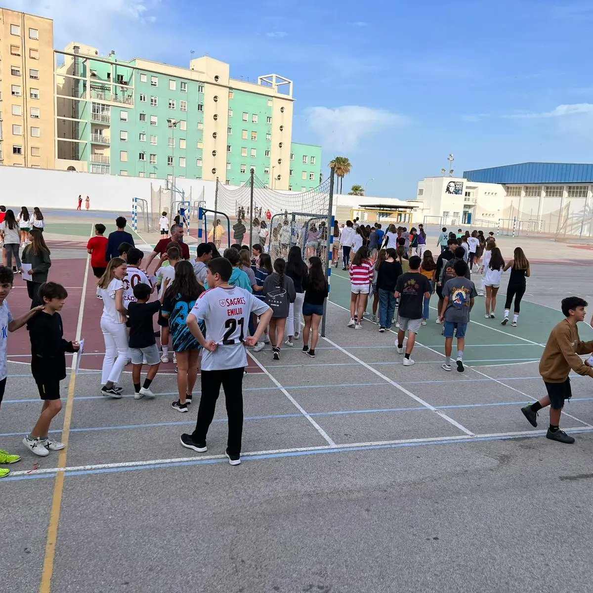 San_Felipe_Neri's tweet photo. Hoy hemos disfrutado de una Gymkhana con el alumnado de 1° y 3° de la ESO del Programa TEI (TUTORIA ENTRE IGUALES). Ha sido un rato para cohesionar grupos y disfrute. #aprendercompartirvivir #mewe #Marianistas https://t.co/ENr37vqUUQ