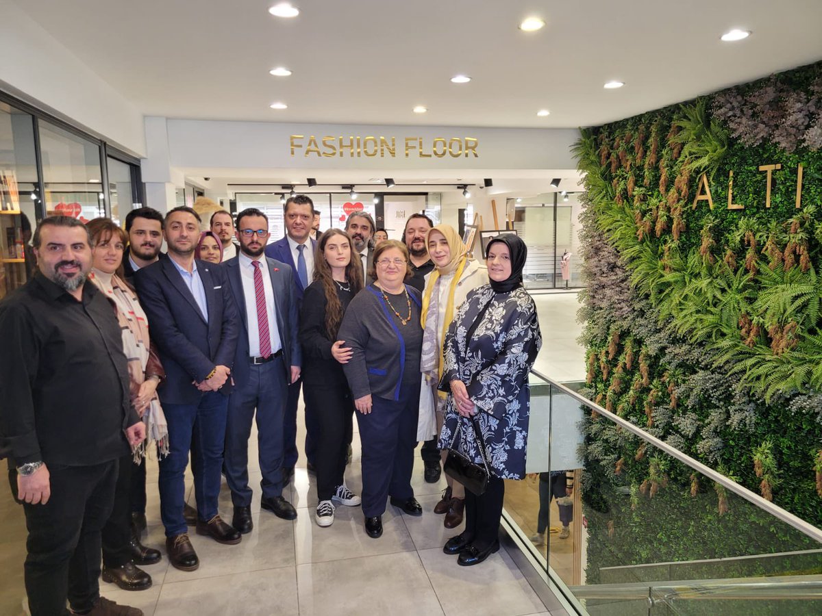 Hizmet alanlarına yönelik olarak uzmanlar yetiştiren Altıer Güzellik Akademisi’ni ziyaret ettik. Misafirperverlikleri için teşekkür ediyor, kolaylıklar diliyorum. 

#AdımAdımİstanbul

<a href="/Akbakirkoy/">AK Parti Bakırköy</a> <a href="/Akparti/">AK Parti</a>