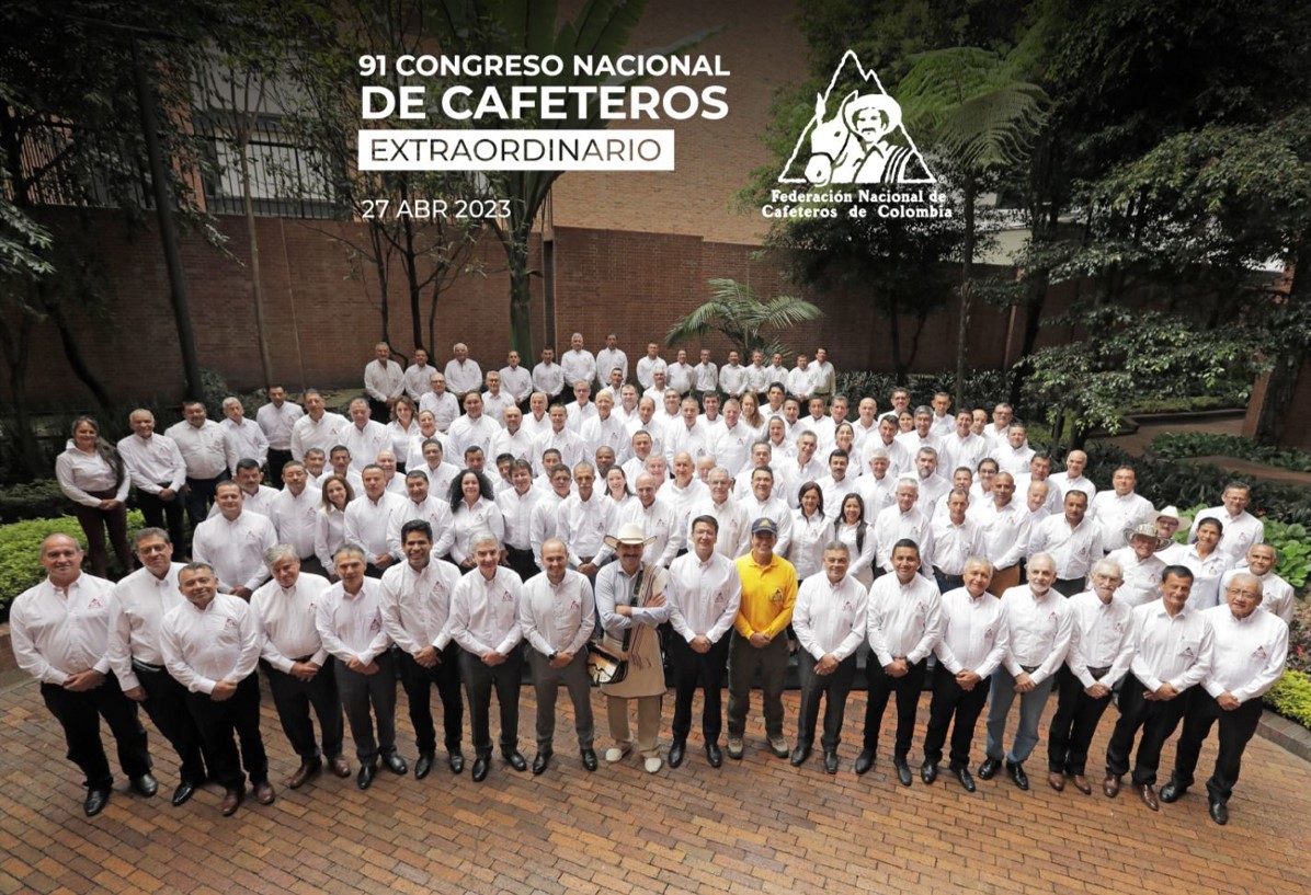 Jojare2's tweet photo. Caficultor colombiano , los de la foto son los que se quedan con el fruto de tu trabajo y tu esfuerzo. https://t.co/l1Ujj4Uedp