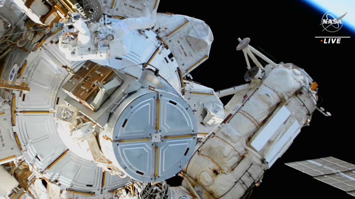 بعد ٣ سنوات من التدريب المكثف .. رأينا اليوم سلطان النيادي في أول مهمة للسير في الفضاء الخارجي..  وتنفيذ مهمات لتركيب أجزاء جديدة وإجراء صيانة في محطة الفضاء الدولية .. أول إماراتي .. أول عربي .. أول مسلم .. يسير في الفضاء الخارجي .. فخورين بذلك . 
يقولون بأن ثلثي نجوم السماء