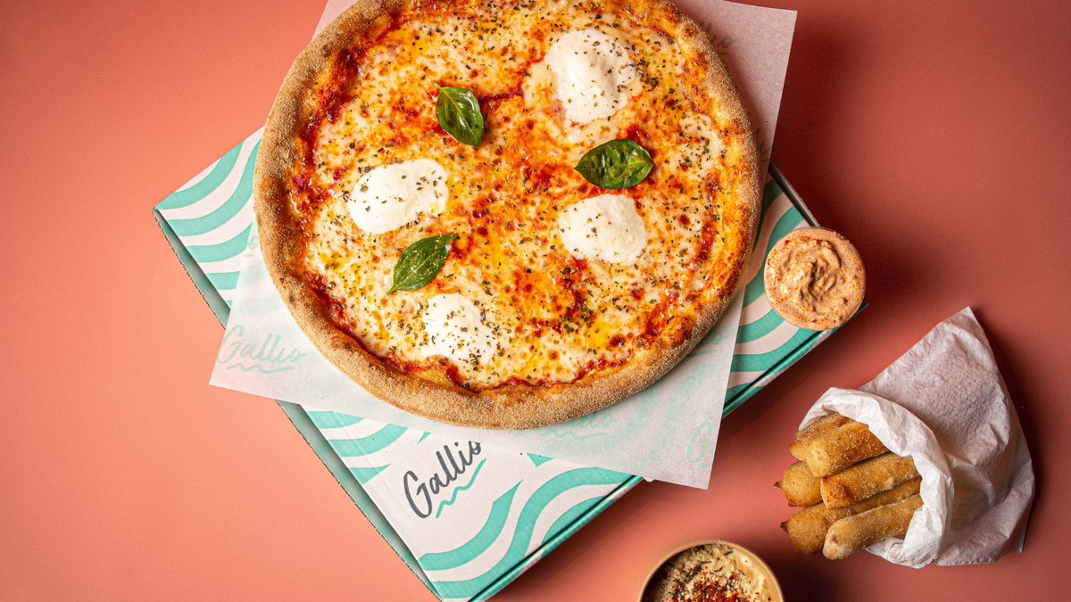 gallio_uk's tweet photo. Behind the scenes of our delivery bundle photoshoot: we had some fun capturing the perfect basil shot! 📸🌿 Stay tuned for exciting news - coming soon to a table near you! 😍 #foodphotography #comingsoon #deliverybundles https://t.co/M1JJfoznG2