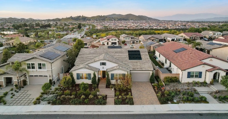 Redfin's tweet photo. New listings are down 22% from a year ago as homeowners hang onto low mortgage rates.

That’s causing buyers to snap up desirable new listings quickly and keeping prices from falling further. #housing
