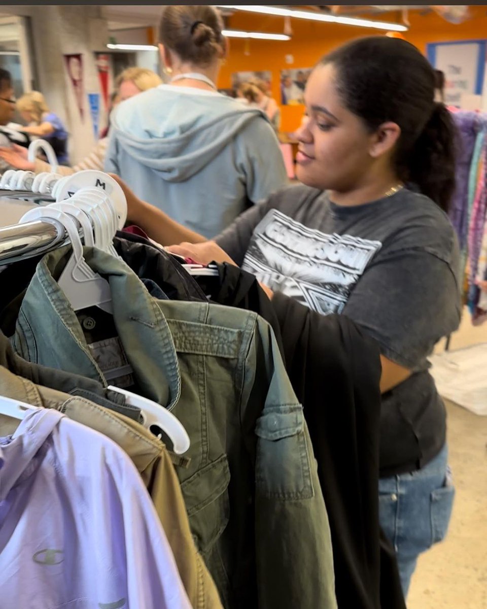 DeliveringGood's tweet photo. We are thrilled to see the amazing work that our community partner @sharingshelf is doing in Yonkers! It warms our hearts that the teens had a chance to shop for a new spring wardrobe, complete with @bombas socks and beautiful prom dresses donated by @PromNationalNet. https://t.co/gxAywZmvPF