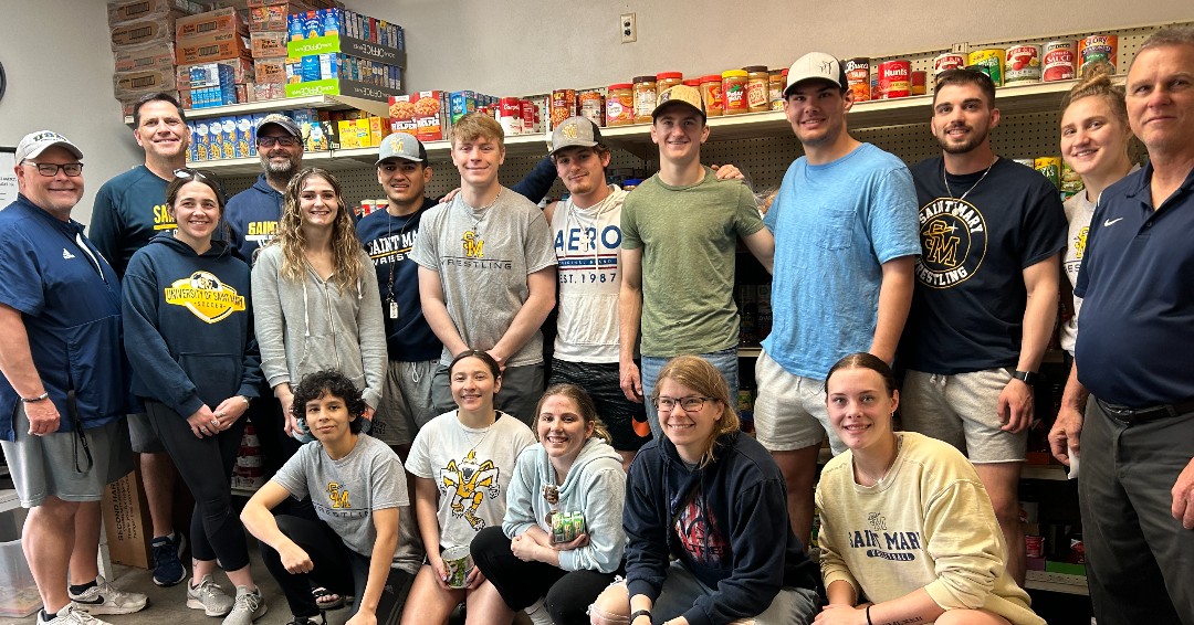 CCNEK's tweet photo. @USMSpireWire Leavenworth Athletic Department students collected 1,725 pounds of food this week! All donations will go towards stocking our Leavenworth Family Support Center food pantry. 

We appreciate this gift-in-kind that will help many individuals and families in need! https://t.co/PSNTetb3Nx
