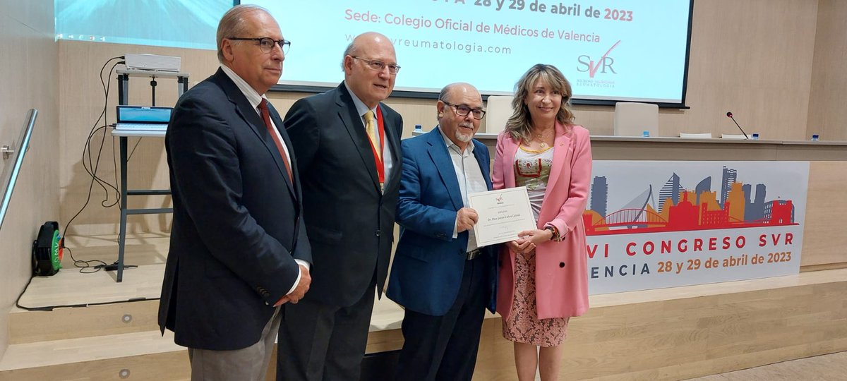 svreumatologia's tweet photo. Nuestro presidente, el doctor Rafael Belenguer, junto a la presidenta del @IICOMV, han hecho entrega de un diploma de reconocimiento al doctor Javier Calvo por su excepcional trayectoria durante la celebración de nuestro congreso.

#SociedadValencianaReumatología
#congresoSVR https://t.co/f1wCEjGM4C
