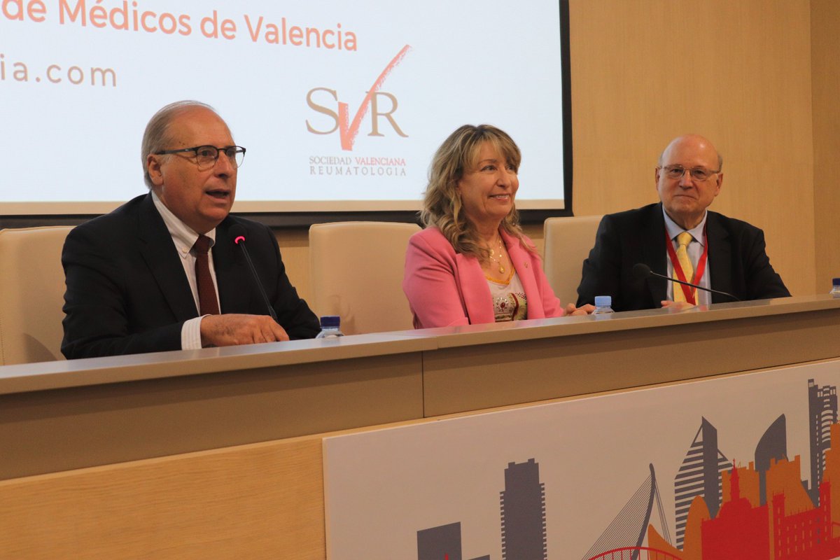 svreumatologia's tweet photo. Nuestro presidente, el doctor Rafael Belenguer, junto a la presidenta del @IICOMV, han hecho entrega de un diploma de reconocimiento al doctor Javier Calvo por su excepcional trayectoria durante la celebración de nuestro congreso.

#SociedadValencianaReumatología
#congresoSVR https://t.co/f1wCEjGM4C