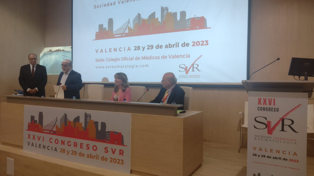 svreumatologia's tweet photo. Nuestro presidente, el doctor Rafael Belenguer, junto a la presidenta del @IICOMV, han hecho entrega de un diploma de reconocimiento al doctor Javier Calvo por su excepcional trayectoria durante la celebración de nuestro congreso.

#SociedadValencianaReumatología
#congresoSVR https://t.co/f1wCEjGM4C