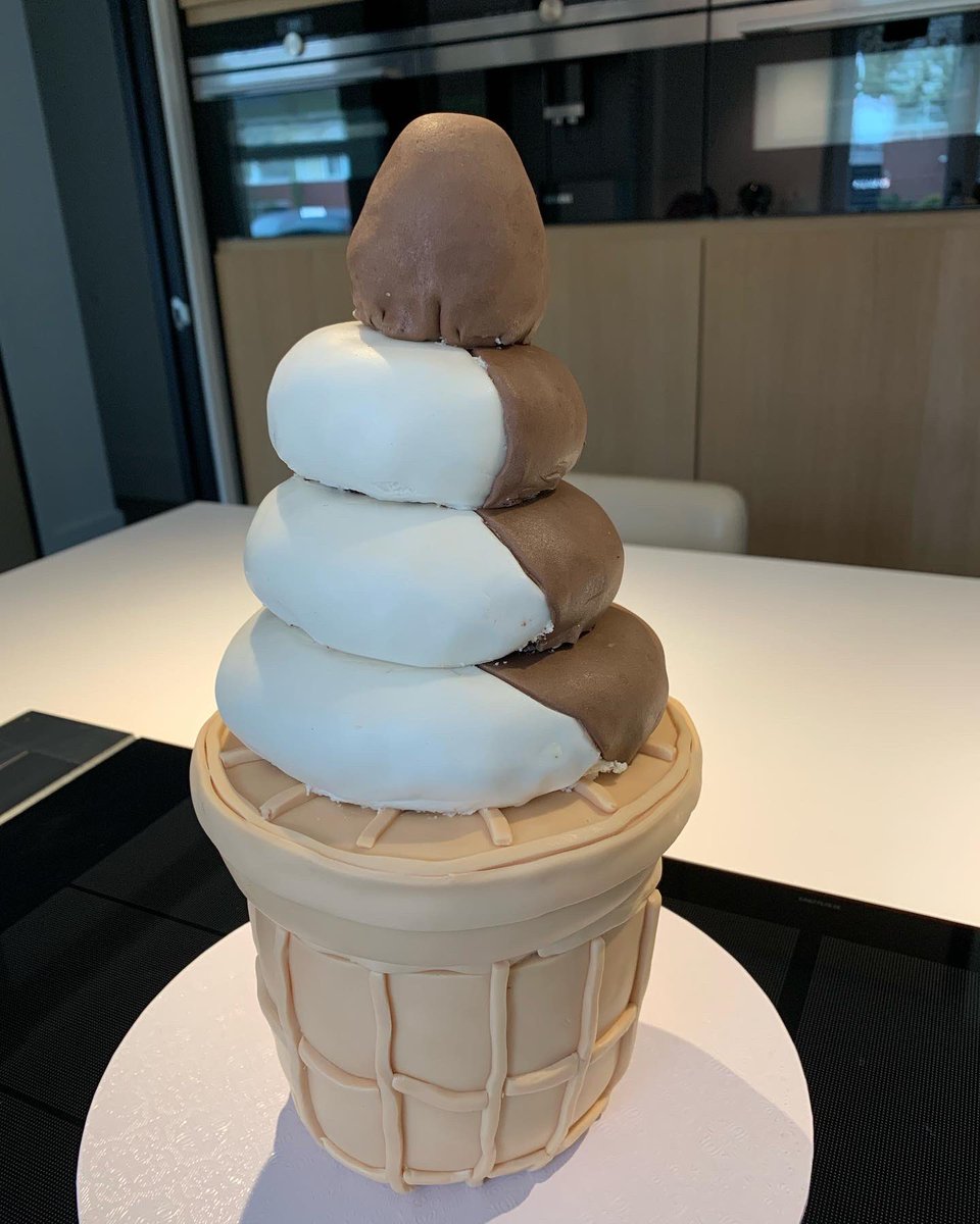 KarinAlphen's tweet photo. Het tweede bakproject uit #Howtocakeit is ook klaar😅🍦. Mega-softijsje van vanilllecake, chocoladecake, vanille botercrème en fondant.
#yolandagampprecipe https://t.co/rJjR77R7vG