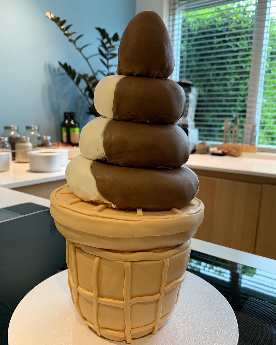 KarinAlphen's tweet photo. Het tweede bakproject uit #Howtocakeit is ook klaar😅🍦. Mega-softijsje van vanilllecake, chocoladecake, vanille botercrème en fondant.
#yolandagampprecipe https://t.co/rJjR77R7vG