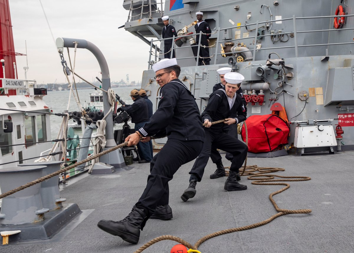 Heavin' the Line Shipmates! 💪 ⚓ 

Sailors heave a line during a sea-and-anchor evolution aboard #USSJohnFinn.

📷: MC2 Class Samantha Oblander