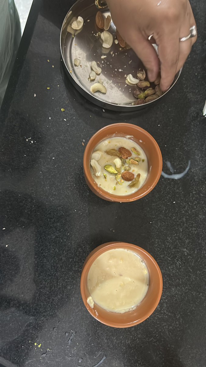 speaks_prav's tweet photo. #Weekend slowly turning into #WowWeekend 😀
#MatkaKulfi for tomorrow made by WiFi for tomorrow ❤️❤️
Seems I m doing good as husband 🤣🤣 https://t.co/E0AdwpXE9B
