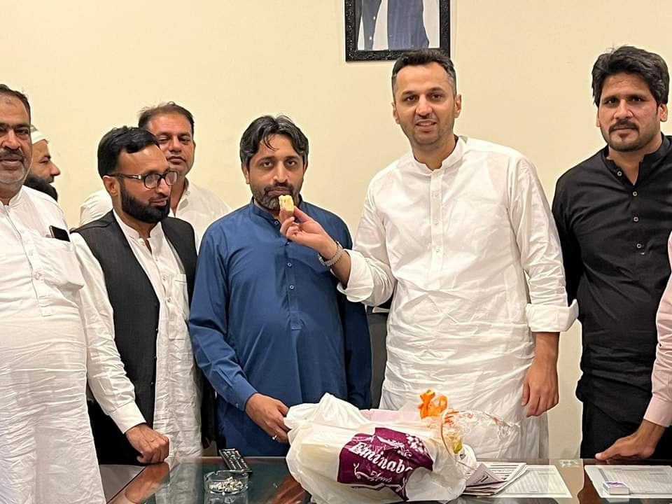 Aliofficial____'s tweet photo. ٹکٹ ہولڈر پی پی 62 چوہدری محمد علی کی ڈیرہ علی اشرف مغل آمد۔ 
ٹکٹ ملنے پر  چوہدری محمد علی کو مبارکباد دی۔ 
پی پی 62 کا الیکشن مل کر لڑنے کا عزم۔
#عمران_خان_ہماری_ریڈ_لائن https://t.co/SKP1SayyBy
