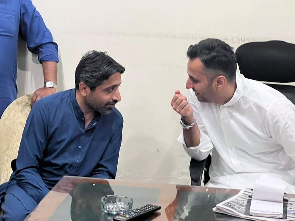 Aliofficial____'s tweet photo. ٹکٹ ہولڈر پی پی 62 چوہدری محمد علی کی ڈیرہ علی اشرف مغل آمد۔ 
ٹکٹ ملنے پر  چوہدری محمد علی کو مبارکباد دی۔ 
پی پی 62 کا الیکشن مل کر لڑنے کا عزم۔
#عمران_خان_ہماری_ریڈ_لائن https://t.co/SKP1SayyBy