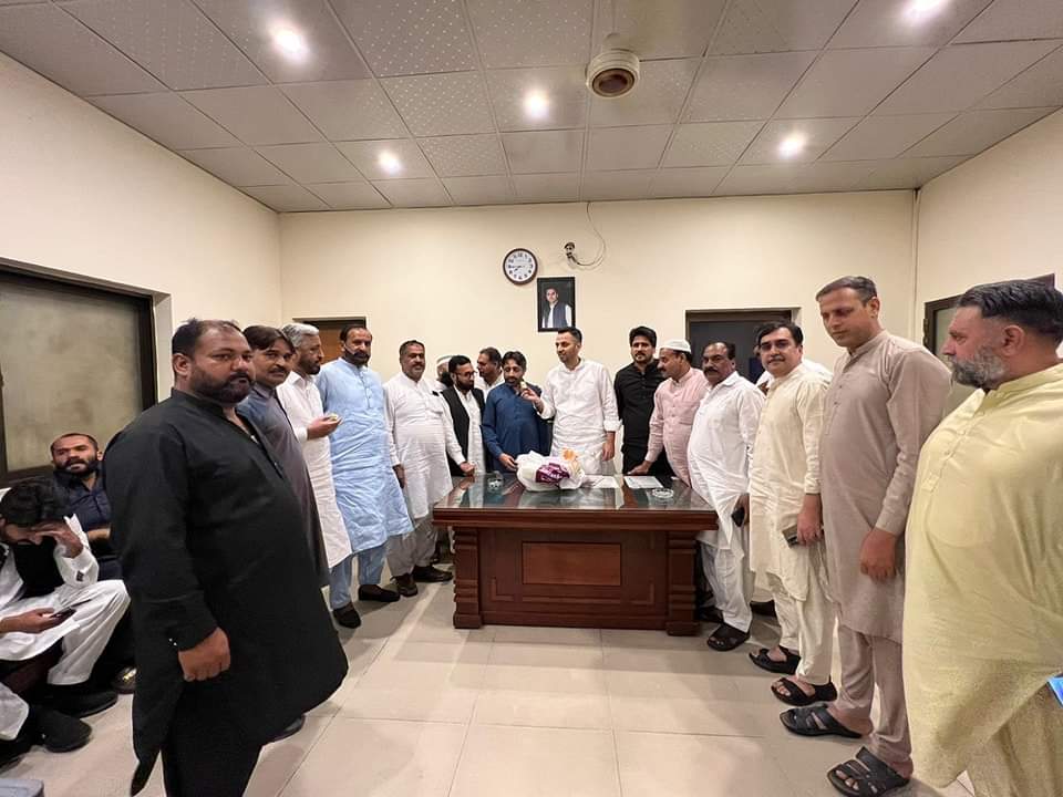Aliofficial____'s tweet photo. ٹکٹ ہولڈر پی پی 62 چوہدری محمد علی کی ڈیرہ علی اشرف مغل آمد۔ 
ٹکٹ ملنے پر  چوہدری محمد علی کو مبارکباد دی۔ 
پی پی 62 کا الیکشن مل کر لڑنے کا عزم۔
#عمران_خان_ہماری_ریڈ_لائن https://t.co/SKP1SayyBy