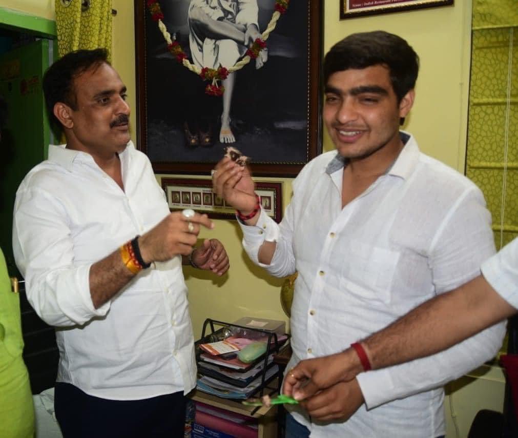 इलाहाबाद के छात्र जीवन में मेरे अभिभावक,ज़िंदादिल इंसान Ajeet Vikram Singh सर को जन्म दिवस की ढेरो बधाई ॥ आपके व्यक्तित्व को शब्दों में पिरोकर बताया नहि जा सकता,ईश्वर आपको दीर्घायु करे ॥
आप स्वस्थ एवं मस्त रहे ॥