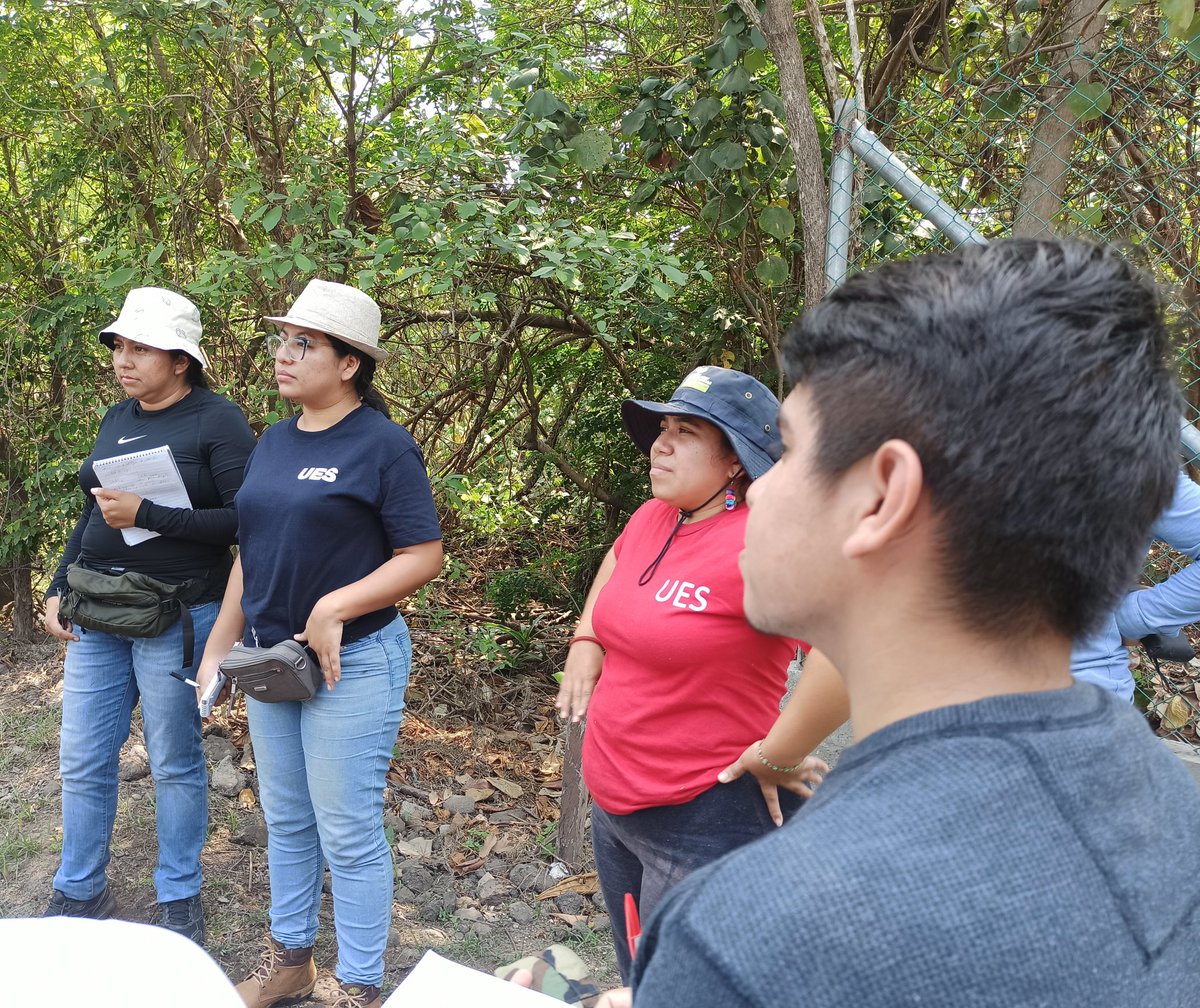 ICMARES_UES's tweet photo. Esta visita se realiza junto a cinco estudiantes egresados de la Licenciatura en Biología, en el marco del proyecto "Generación e implementación de acciones asociadas a la restauración de ecosistemas costero marinos" desarrollado por el ICMARES. https://t.co/mIVxwPj8Lk