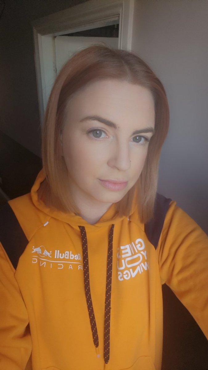 pink60schick's tweet photo. So apparently the 'fire hair' in support of @DragonsOfficiel era is over (for now) and the boring brown is back 😭

Substituted the orange hair for an orange hoodie instead 😂 @redbullracing 

#boringbrown #bland #actmyage 😂 https://t.co/T5xEIWUaL7