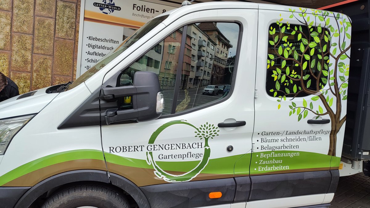 LetterworldPF's tweet photo. BEGEISTERTE PASSANTEN #Autobeschriftung erstellz für diesen #fordtransit mit #Digitaldruckfolie, #Klebeschriften und #Folientechnik https://t.co/yLvnfb1c9t