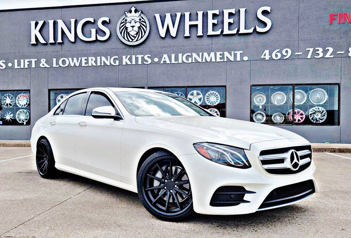 kingswheels2's tweet photo. Mercedes E350 on 20X9 &amp; 20X10.5 staggered all black Ferrada FR4’s, and wrapped up in 245/35R20 &amp; 275/30R20 Versatyre!! #KingsWheels2 #SuspensionSpecialists #Mercedes #E350 #Ferrada #Versatyre #Texas #Dallas #GreedyGrove #Buckner https://t.co/gmZ7z24i72