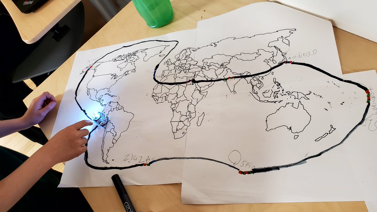 JeremyVanRanst_'s tweet photo. "À la découverte du monde" avec les @Ozobot. Les élèves devaient retrouver 4 pays sur une carte du monde et dessiner le trajet que ferait P'tit Loup pour les visiter.
@ursulinesquebec
#2eannee #numérique #labcreatif https://t.co/wVIkzUCrNV