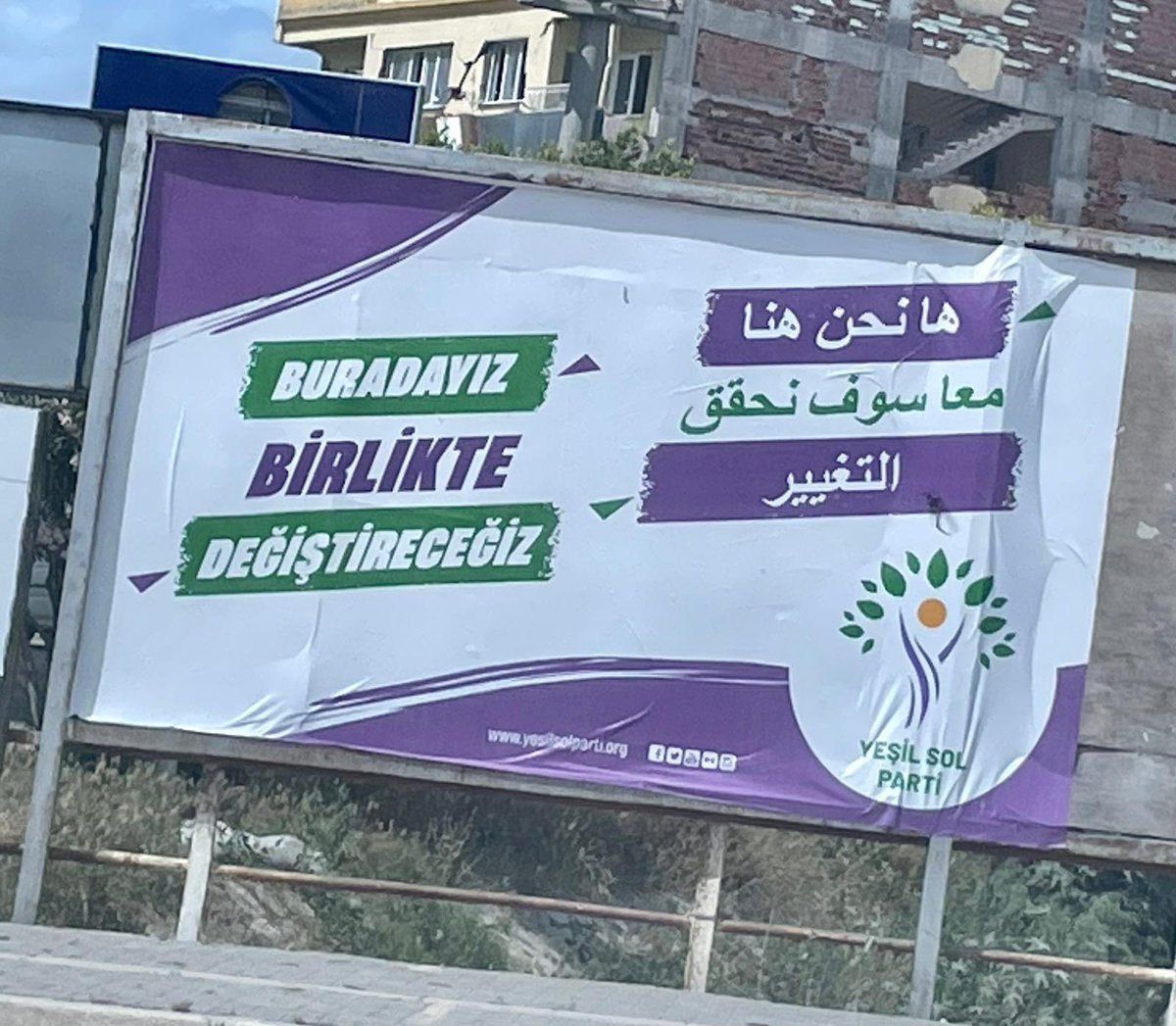 Yeşil Sol Parti Hatay’da bu Arapça afiş ile Türk vatandaşlığı almış olan Suriyelilerden oy istiyor. Sevgili AK Partili vatansever seçmen, FETÖ ile işbirliğine karşı çıkmadınız, sonuç 15 Temmuz oldu. PKK ile görüşmelere, sözde Açılım’a itiraz etmediniz, Hendek teröründe 740