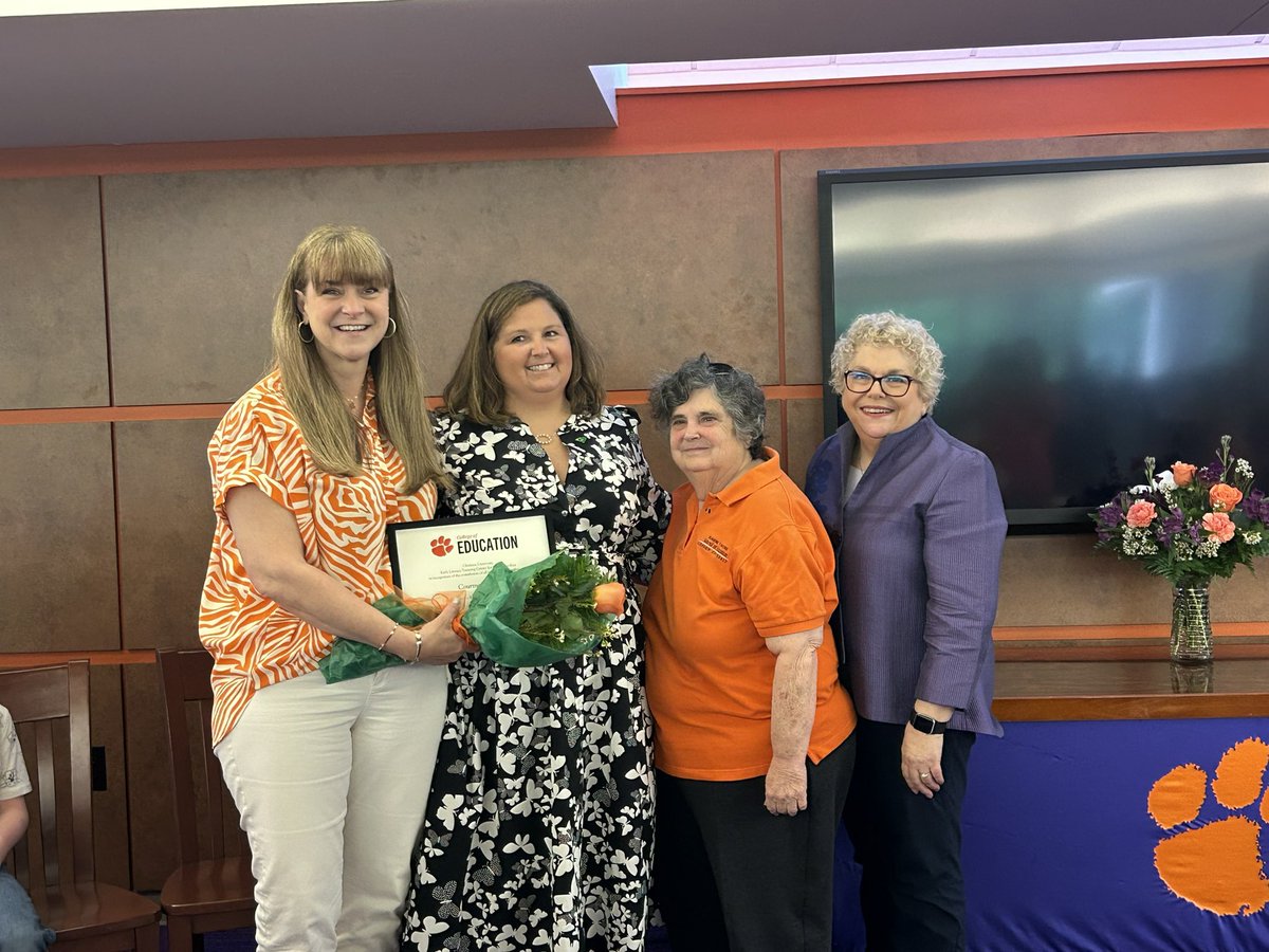 Ccsmith623's tweet photo. Officially a Reading Recovery Teacher Leader! @ClemsonReads @SpartanburgD3 @rrcna_org https://t.co/5wONjiNAKY