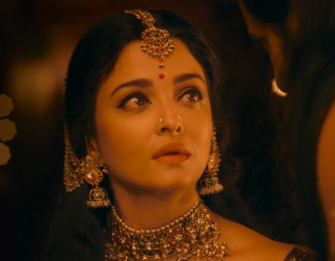 AbGeorge_'s tweet photo. It's completely Aishwarya Rai 's show 🔥

She's the heart and soul of the show, a true star in every sense of the word.

#PonniyinSelvan2 https://t.co/KlNfRYf8zw