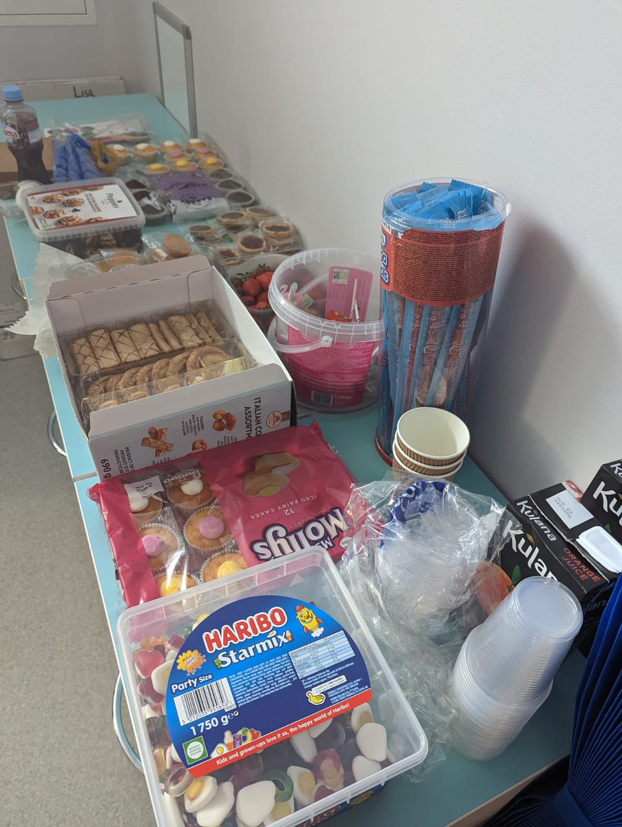 laurapa89282238's tweet photo. Well done to #realmidwiveofwalsall for another successful health and well-being event for our fantastic staff treats reflexology smiles all round 🥰@charlec17 @abyepes @WHT_Zainab @josellwright @JulieNewton8 🤩 https://t.co/p93UDQXvD1