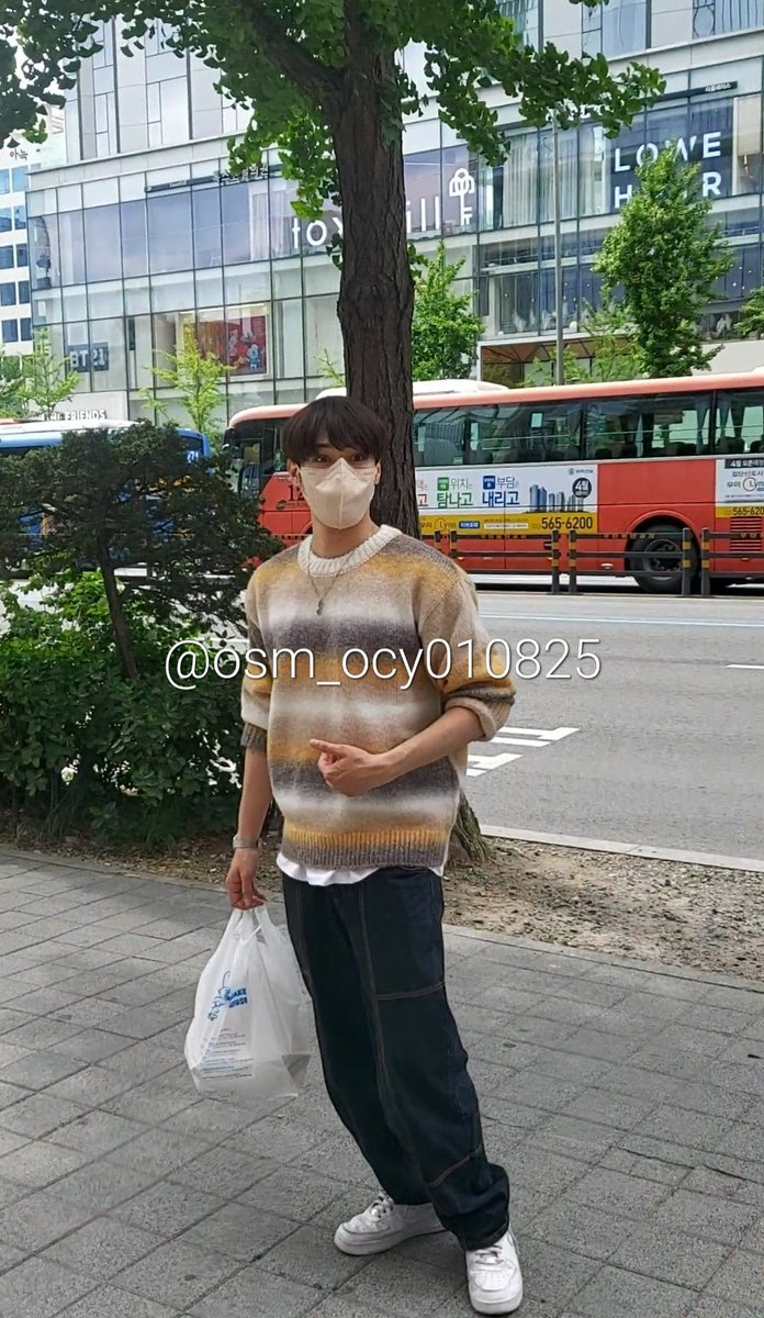 jaychang_peru's tweet photo. [PIC] ⭐️ 28.04.23 #Jay fue visto junto a #Kandem paseando y comiendo juntos por las calles de Seoul. 🤍

Rush Hour Boys! ⭐️

Cr. on pic https://t.co/VCytE3hhVN