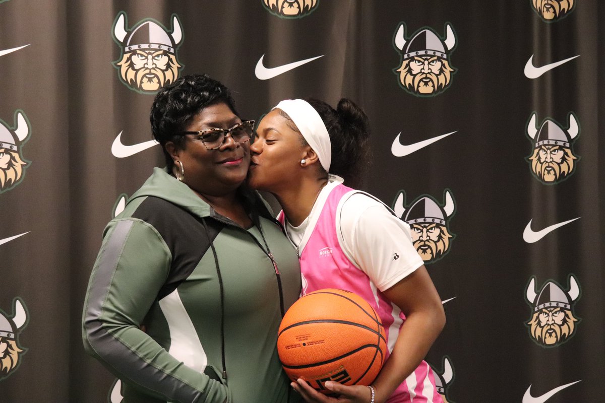 MaplesColbi's tweet photo. Wassup Cleveland💚🤘🏾 @CSU_WBasketball https://t.co/ecezeXkyYr