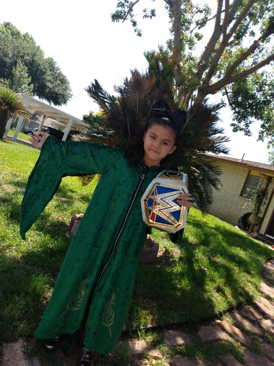 Bayo831's tweet photo. She thinks she just got a new robe...... But she doesn't know we're going to #WWEDraft in #CorpusChristi . MY #1PICK..#THEDUCHESS..#EJG ....@MsCharlotteWWE @angela_mosqueda @AshleyRobins1 @WWEonFOX @WWEonAE @J3_Customs @ChuckimusPrime #Wooooo https://t.co/8EBvoXuR7j