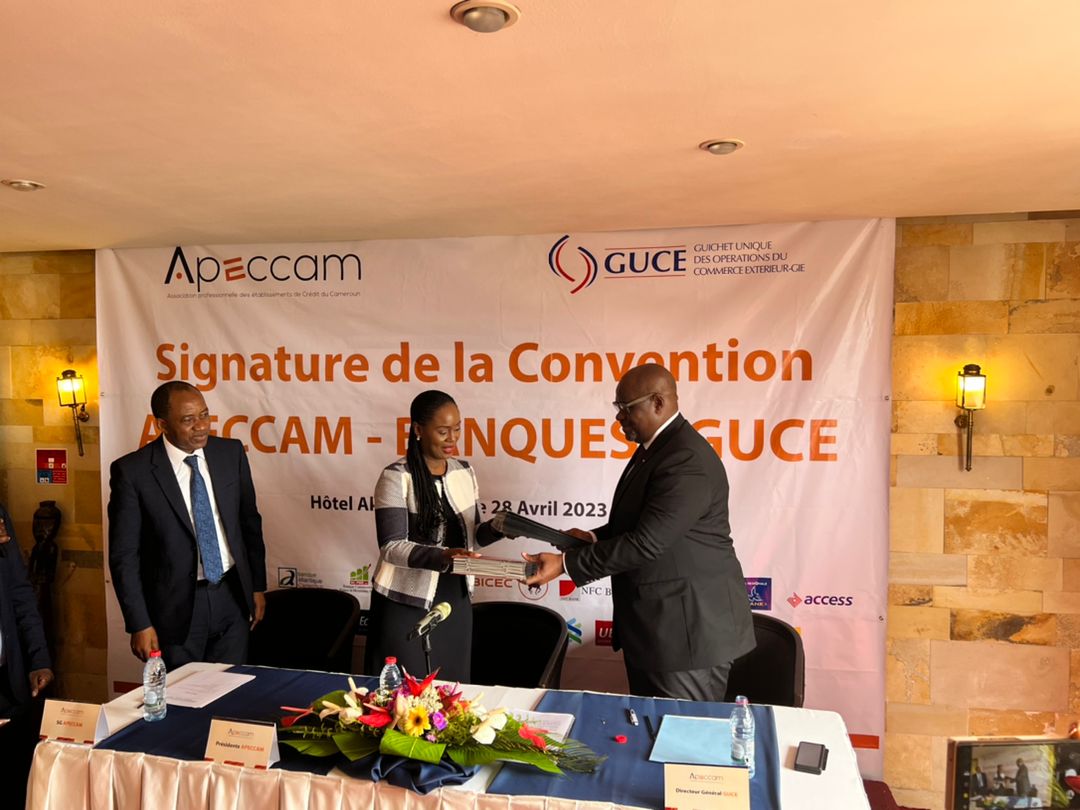 Signature de la convention #Apeccam #Banques #Guce
La signature de cette convention s'inscrit dans le second volet d'accord précédemment établi avec le <a href="/minfi_cameroun/">Ministère des Finances du Cameroun (MINFI)</a> en avril 2022 au sujet de la plateforme #ePayment