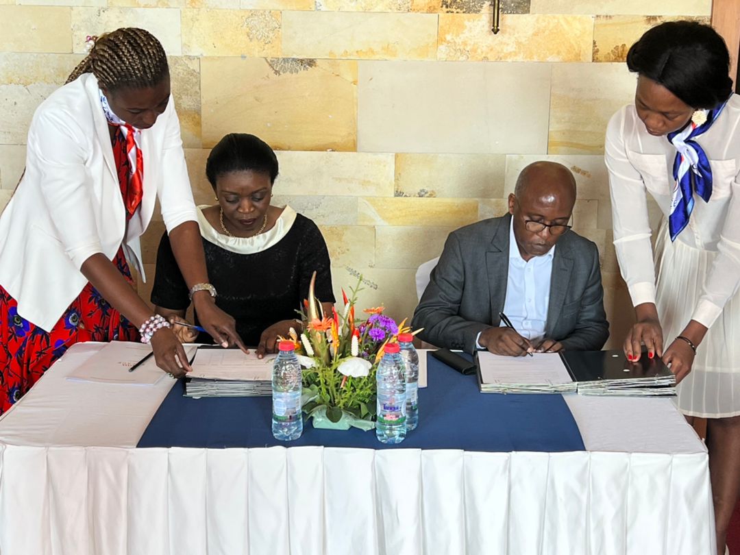 GuceCameroon's tweet photo. Signature de la convention #Apeccam #Banques #Guce
La signature de cette convention s'inscrit dans le second volet d'accord précédemment établi avec le @minfi_cameroun en avril 2022 au sujet de la plateforme #ePayment https://t.co/w4VX5chmry