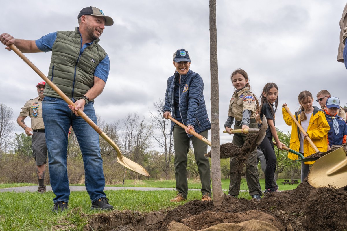 GovKathyHochul's tweet photo. Trees provide clean air, filter our water, protect wildlife, and do so much more to leaf a better future for the next generation!
Happy #ArborDay, New York 🌳 https://t.co/DeyFD9uJxl