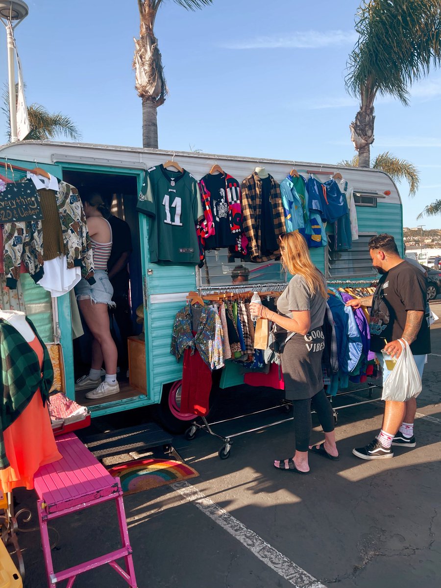 PopsikleShop's tweet image. Parked the trailer for a day in the sun in Long Beach, CA. 🌈🚌🌴💕 #popupboutique #patchesandpins #thriftboutique #mobileboutique #popuplife #vintagetrailer #est2012