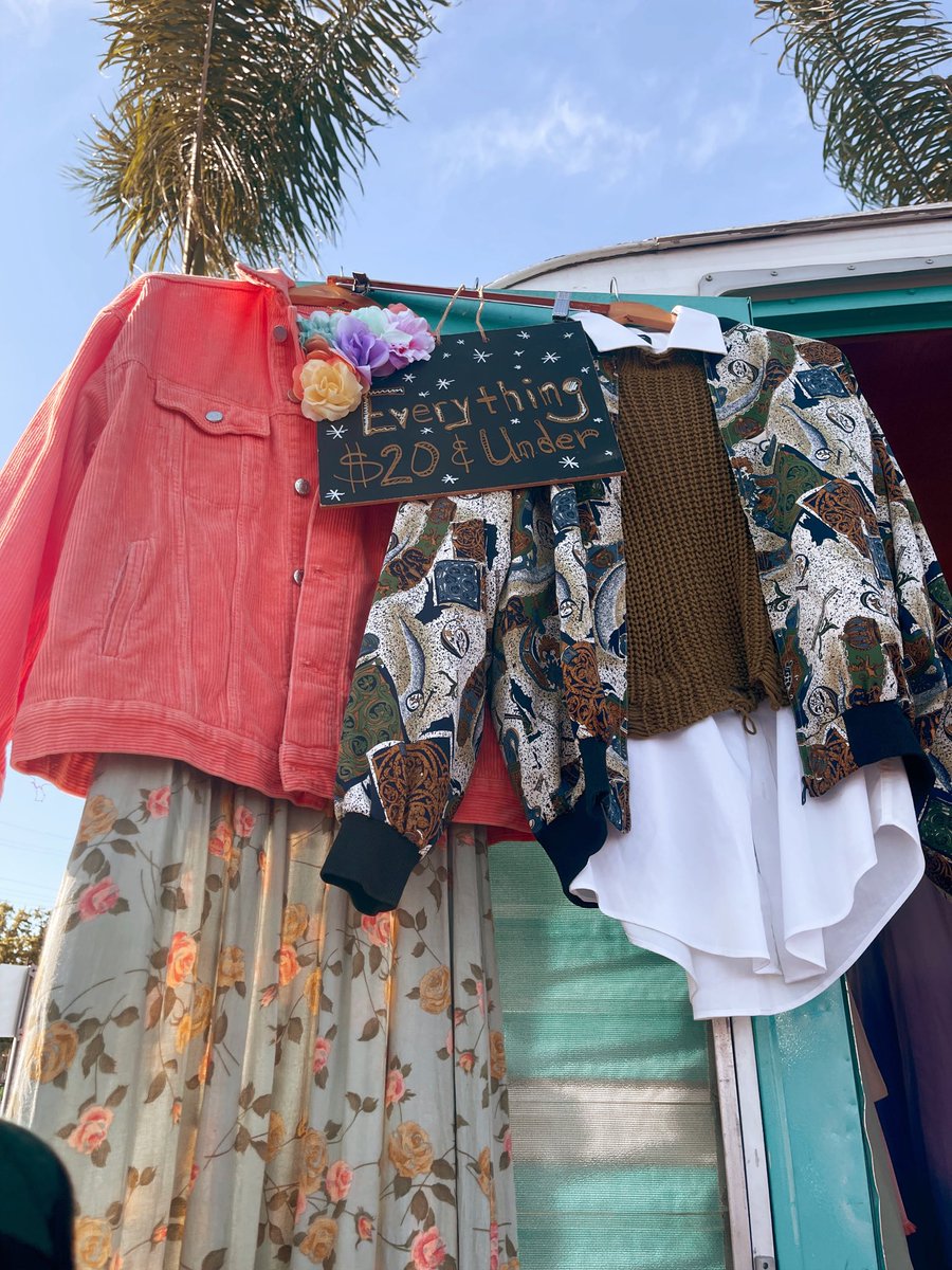 PopsikleShop's tweet image. Parked the trailer for a day in the sun in Long Beach, CA. 🌈🚌🌴💕 #popupboutique #patchesandpins #thriftboutique #mobileboutique #popuplife #vintagetrailer #est2012