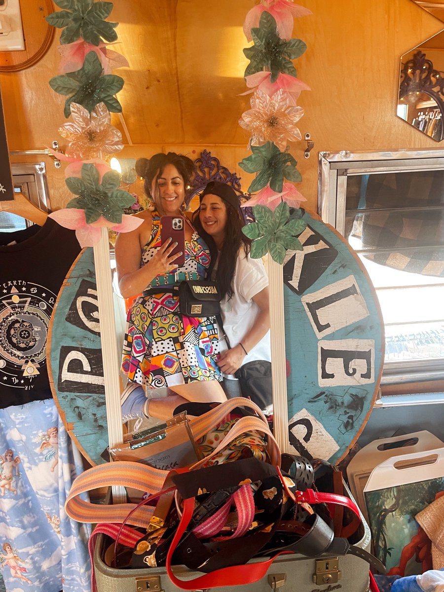 PopsikleShop's tweet image. Parked the trailer for a day in the sun in Long Beach, CA. 🌈🚌🌴💕 #popupboutique #patchesandpins #thriftboutique #mobileboutique #popuplife #vintagetrailer #est2012