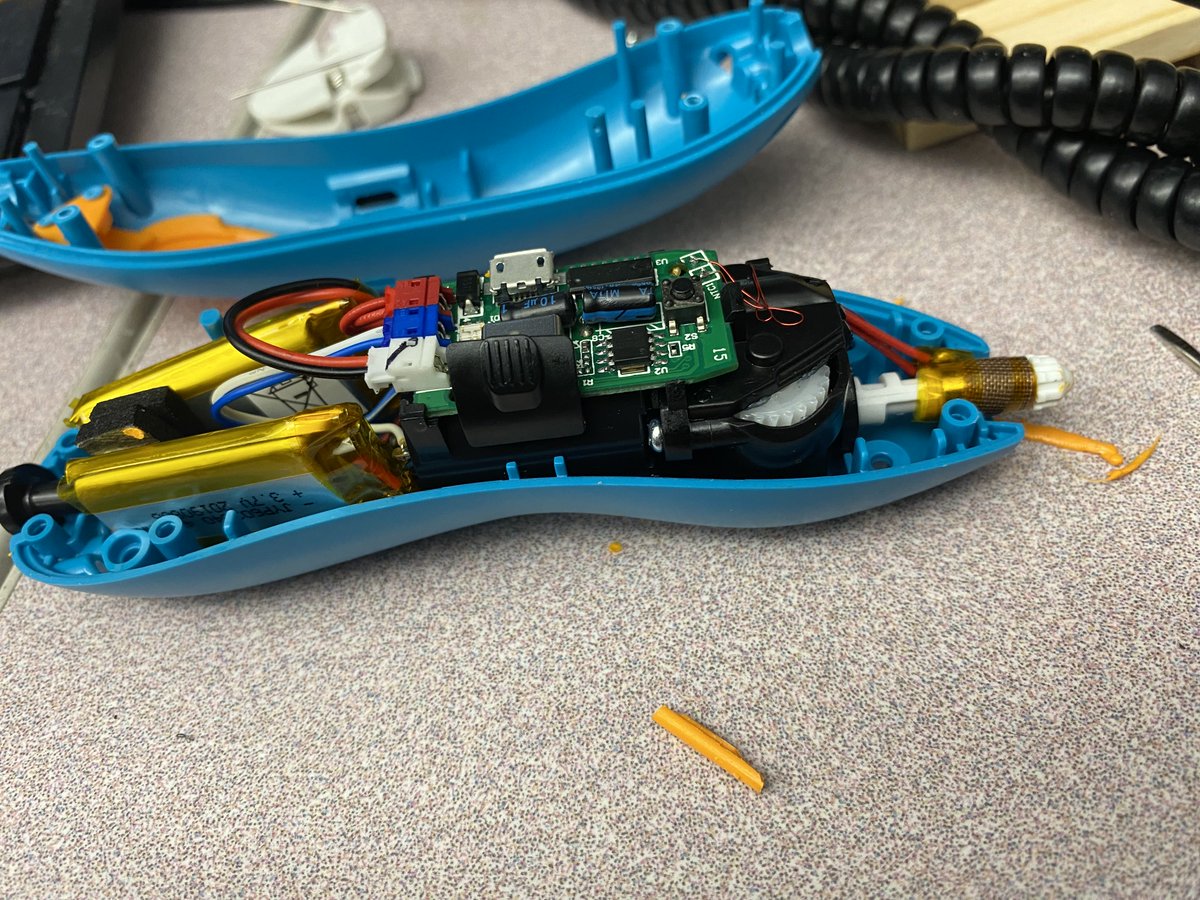 Spending Friday afternoon with our 3D pens. To fix some stubborn clogs, I decided to take them apart and see if I could get to the source of the problem. If you ever wondered what they look like under the plastic, here you go! Pretty cool 🤓