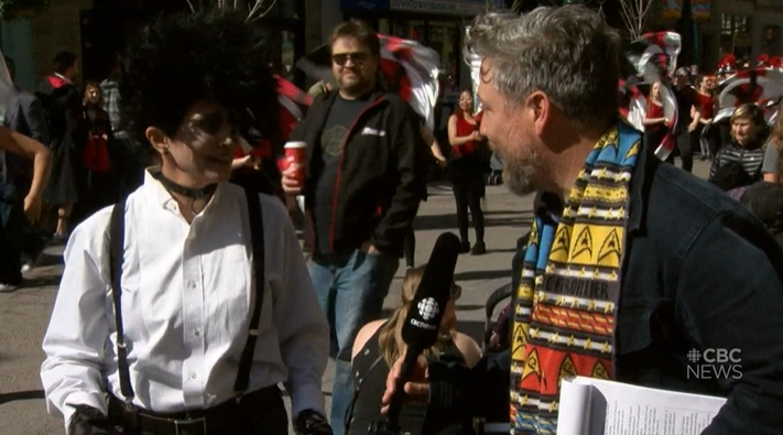 MeeganReadCBC's tweet photo. @LorenMcGinnis chatting with @JyotiGondek AKA: Edward ScissorHands @Calgaryexpo #POWParade @cbccalgary #YYC https://t.co/nok7AeYSIV