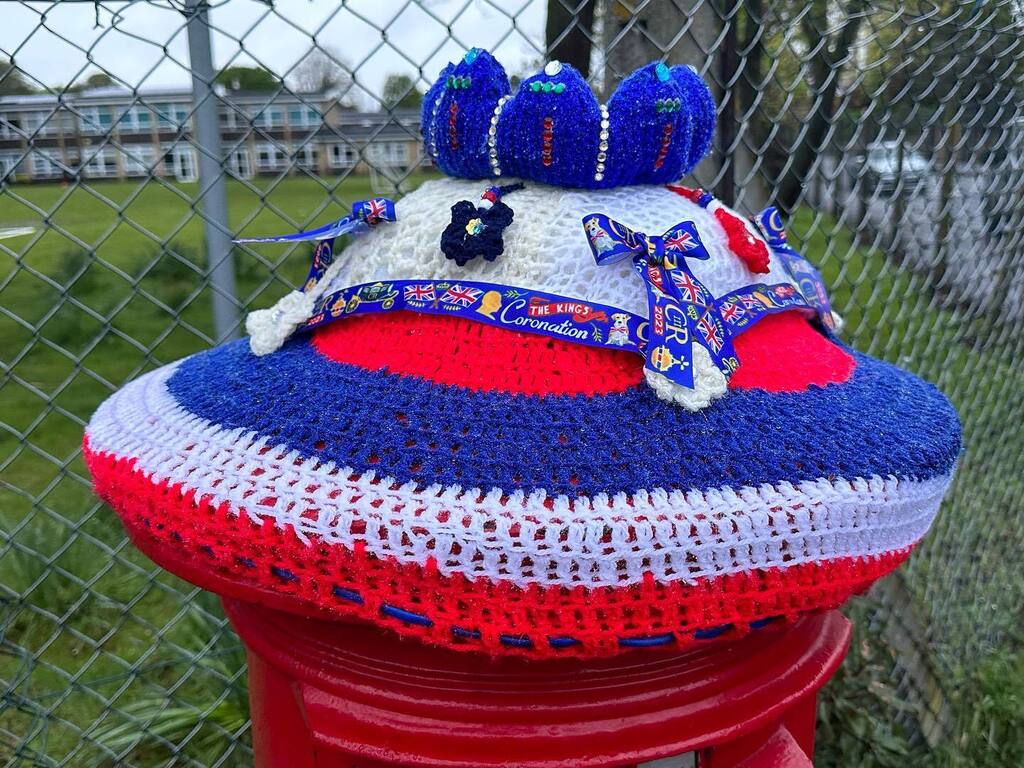 Timothy_Hughes's tweet photo. King’s coronation #mailbox #mailboxes #postbox #crochet #crochetersofinstagram #crocheting #teddington #kniting #easterdecoration #london #londonist #londoner #coronation #kingscoronation https://t.co/XAiDLt6uQF https://t.co/2KVvKl9EBt