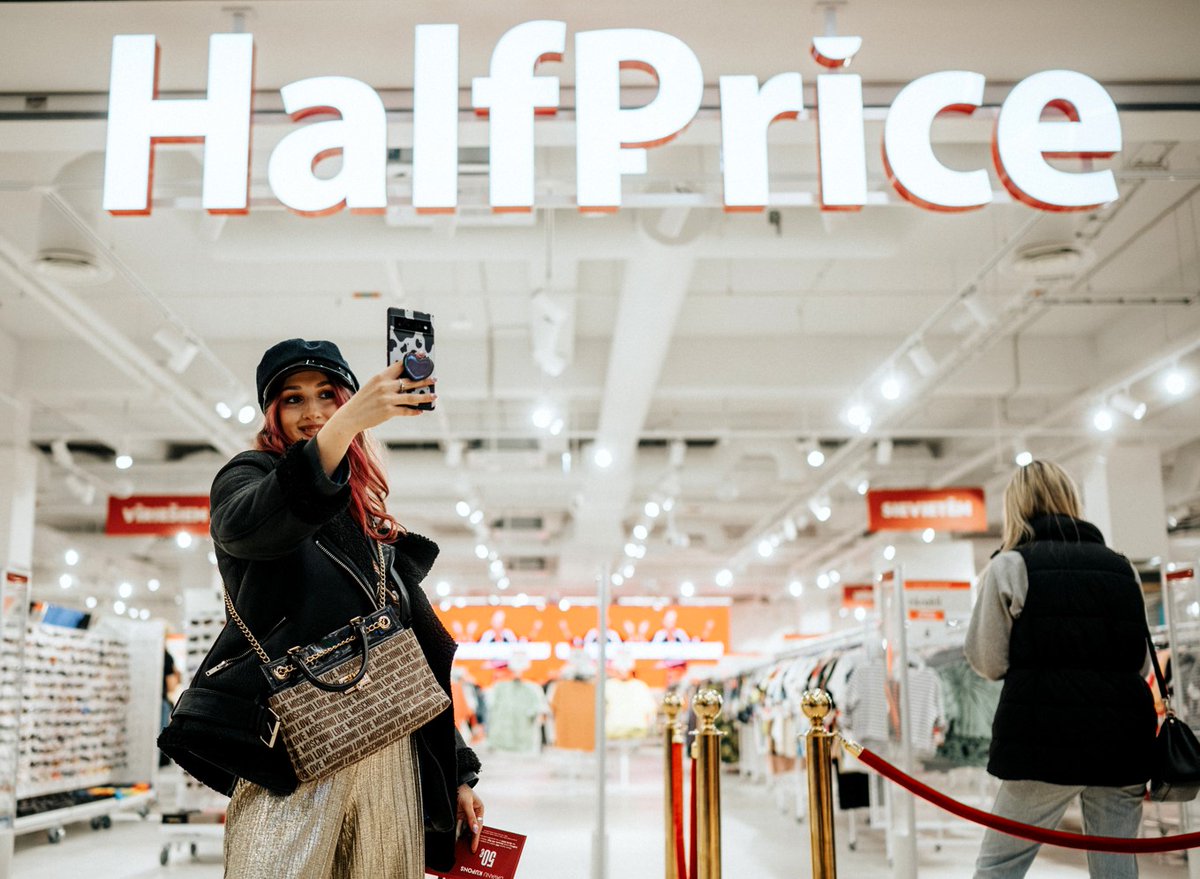 GrupaCCC's tweet photo. #HalfPrice debiutuje na Łotwie! Teraz „łowcy okazji” mogą upolować produkty znanych marek w bardzo atrakcyjnych cenach – nawet do 80% taniej, w pierwszym łotewskim sklepie HalfPrice w Galerii Akropole Alfa w Rydze. #GrupaCCC #Łotwa #offprice https://t.co/2cK68pUzxP