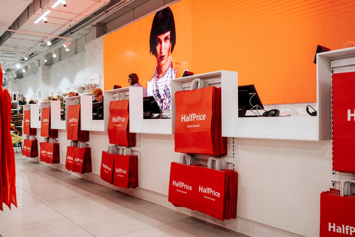 GrupaCCC's tweet photo. #HalfPrice debiutuje na Łotwie! Teraz „łowcy okazji” mogą upolować produkty znanych marek w bardzo atrakcyjnych cenach – nawet do 80% taniej, w pierwszym łotewskim sklepie HalfPrice w Galerii Akropole Alfa w Rydze. #GrupaCCC #Łotwa #offprice https://t.co/2cK68pUzxP