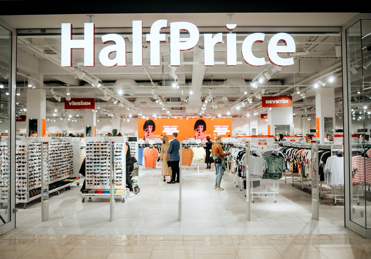 GrupaCCC's tweet photo. #HalfPrice debiutuje na Łotwie! Teraz „łowcy okazji” mogą upolować produkty znanych marek w bardzo atrakcyjnych cenach – nawet do 80% taniej, w pierwszym łotewskim sklepie HalfPrice w Galerii Akropole Alfa w Rydze. #GrupaCCC #Łotwa #offprice https://t.co/2cK68pUzxP