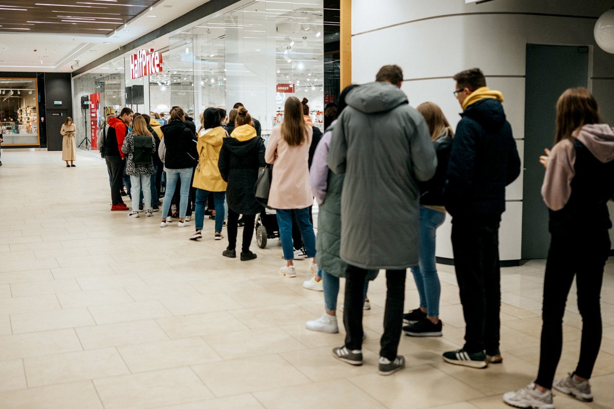 GrupaCCC's tweet photo. #HalfPrice debiutuje na Łotwie! Teraz „łowcy okazji” mogą upolować produkty znanych marek w bardzo atrakcyjnych cenach – nawet do 80% taniej, w pierwszym łotewskim sklepie HalfPrice w Galerii Akropole Alfa w Rydze. #GrupaCCC #Łotwa #offprice https://t.co/2cK68pUzxP