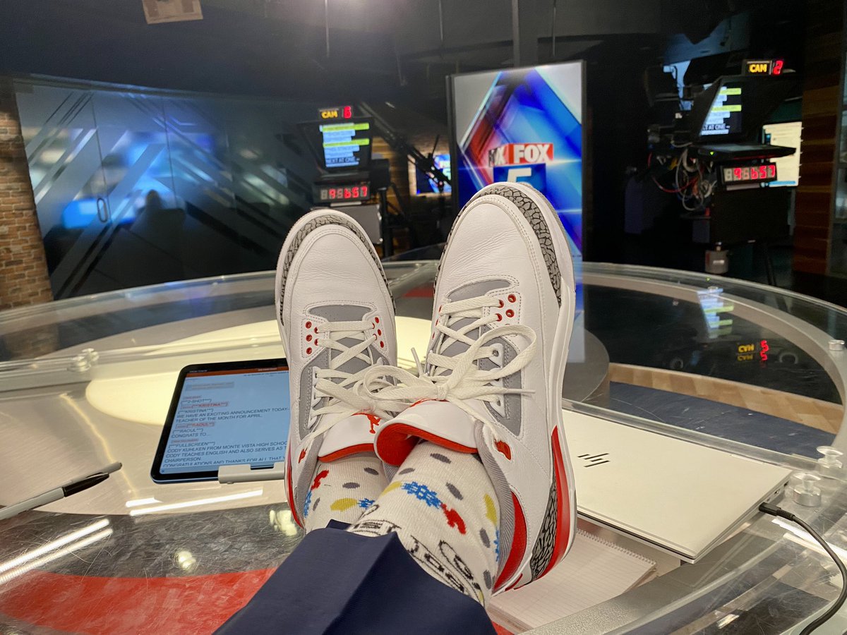 RaoulMartinezTV's tweet photo. Happy #SneakerFriday!! π₯π΄ #SneakerAnchor #FireRed3s #Jordans #Sneakers https://t.co/JPGvjh35Vv