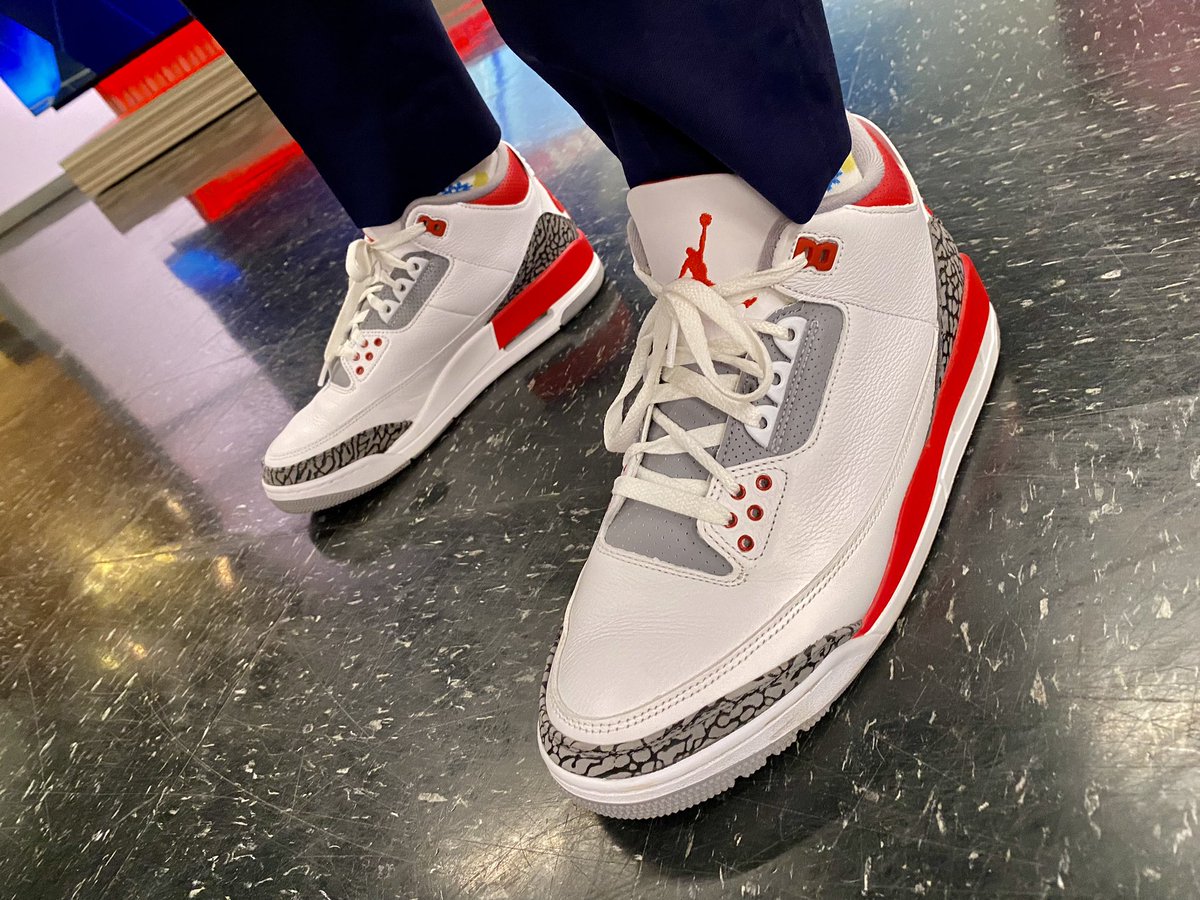 RaoulMartinezTV's tweet photo. Happy #SneakerFriday!! π₯π΄ #SneakerAnchor #FireRed3s #Jordans #Sneakers https://t.co/JPGvjh35Vv